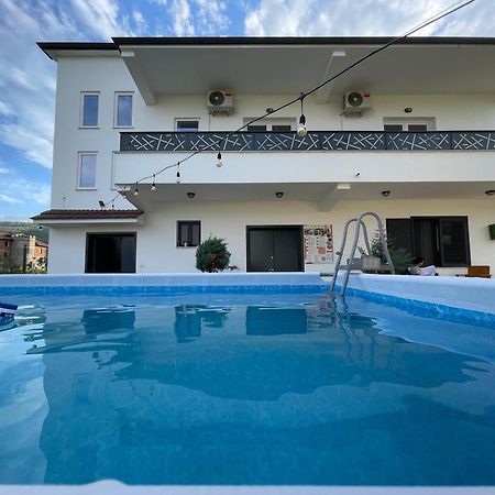 Baza Hostel - Swimming Pool เบราท ภายนอก รูปภาพ
