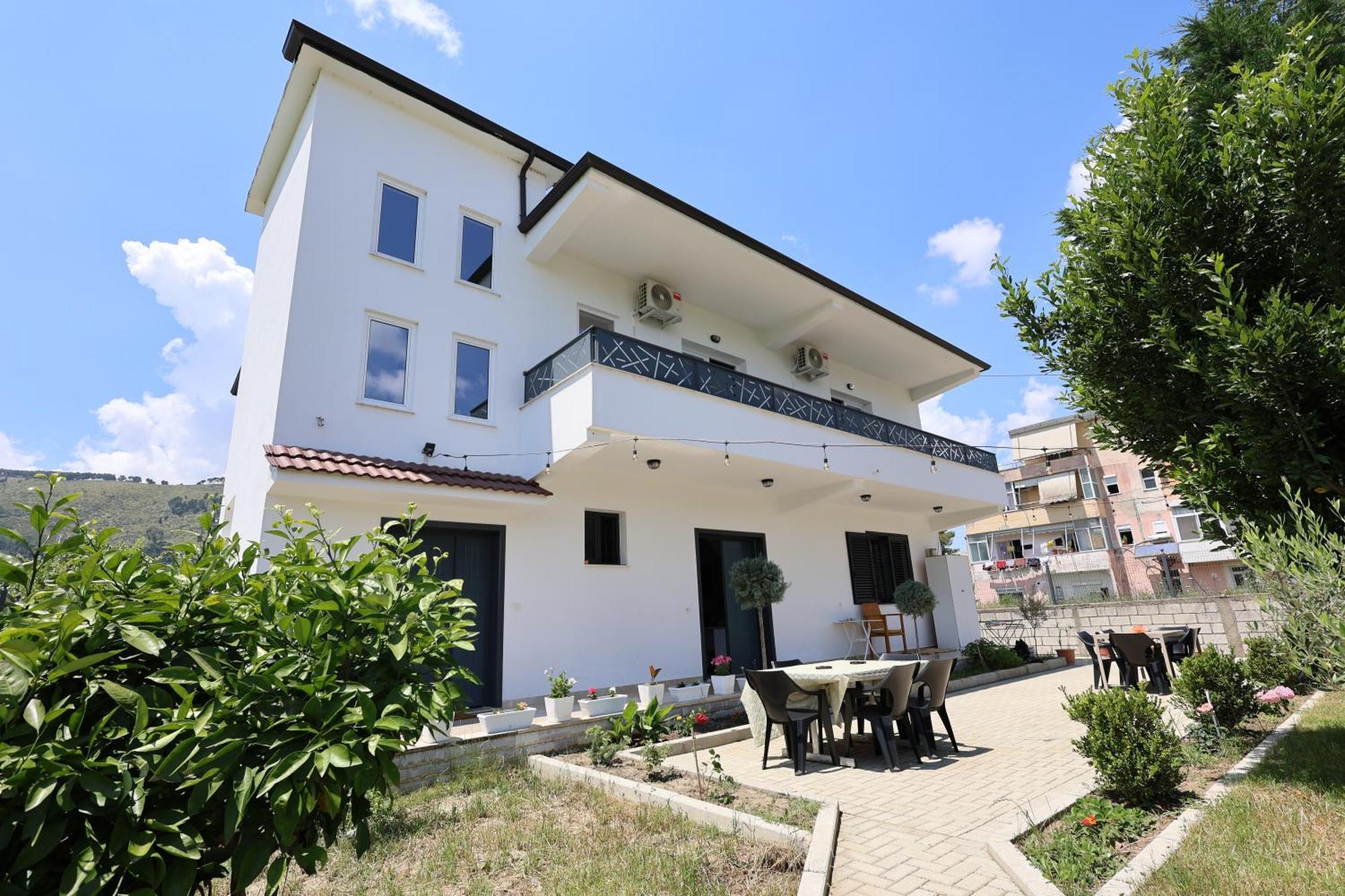 Baza Hostel - Swimming Pool เบราท ภายนอก รูปภาพ
