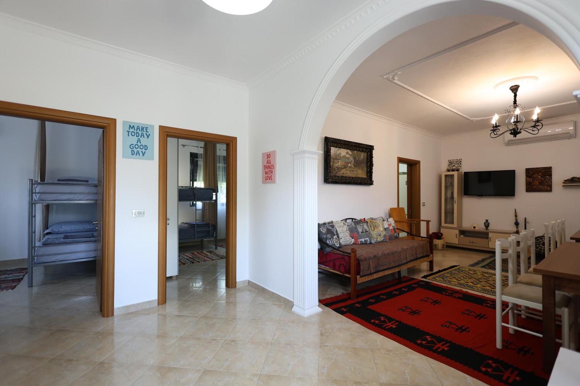 Baza Hostel - Swimming Pool เบราท ภายนอก รูปภาพ