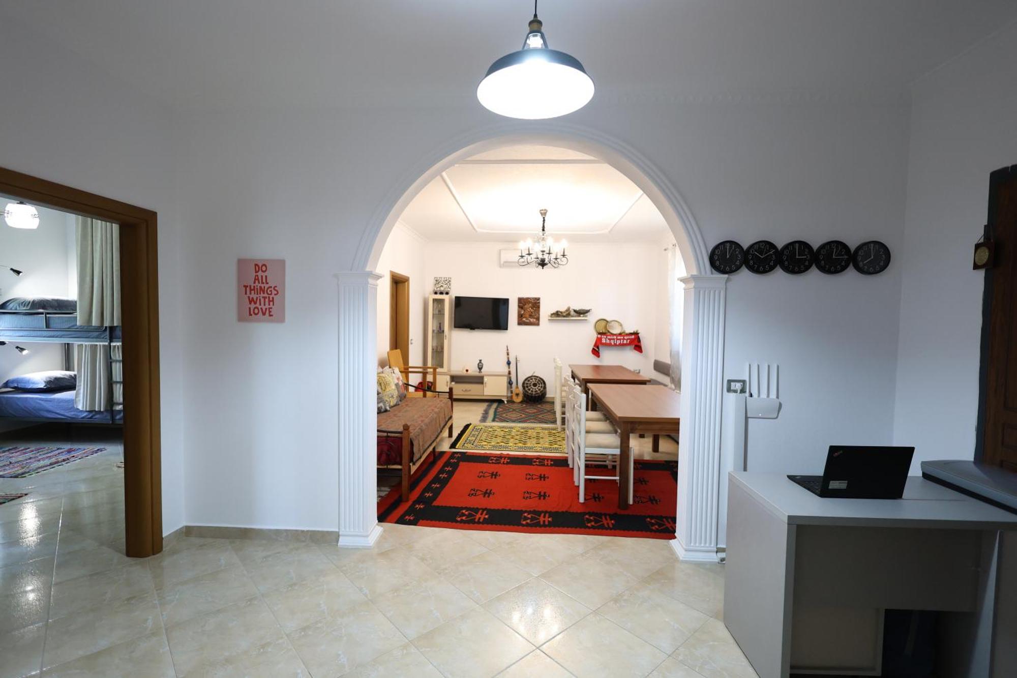 Baza Hostel - Swimming Pool เบราท ภายนอก รูปภาพ
