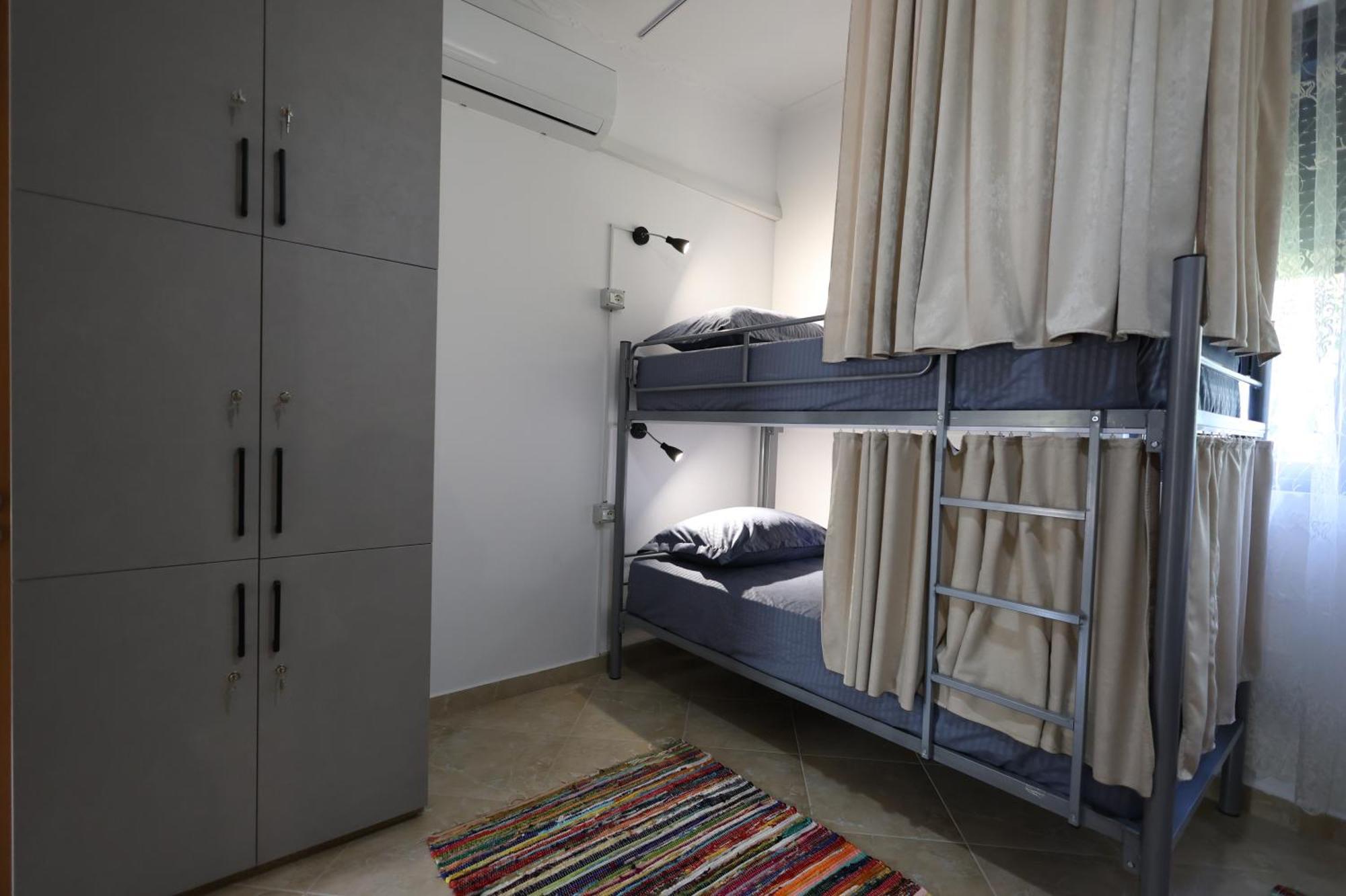 Baza Hostel - Swimming Pool เบราท ภายนอก รูปภาพ