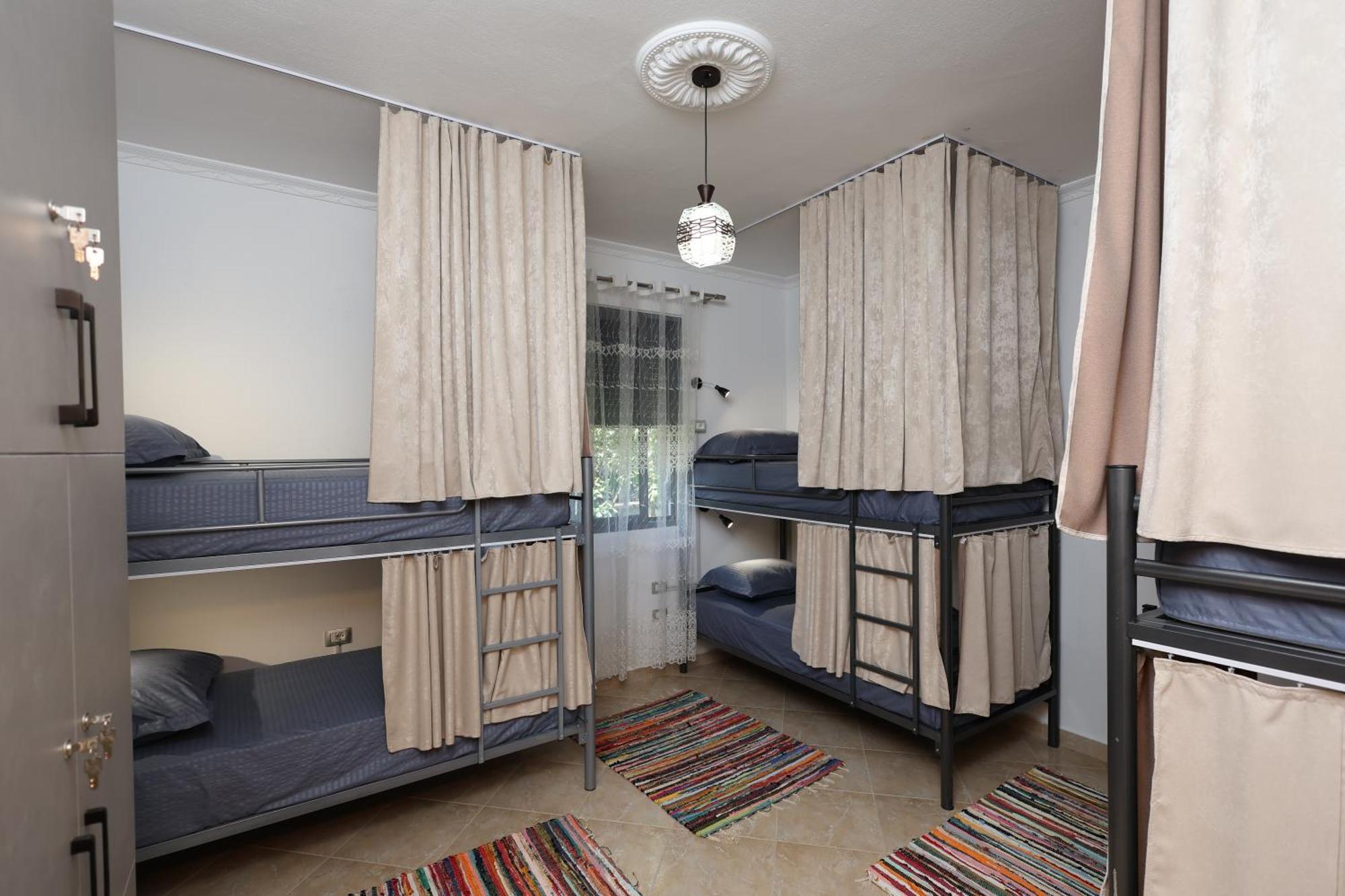 Baza Hostel - Swimming Pool เบราท ภายนอก รูปภาพ