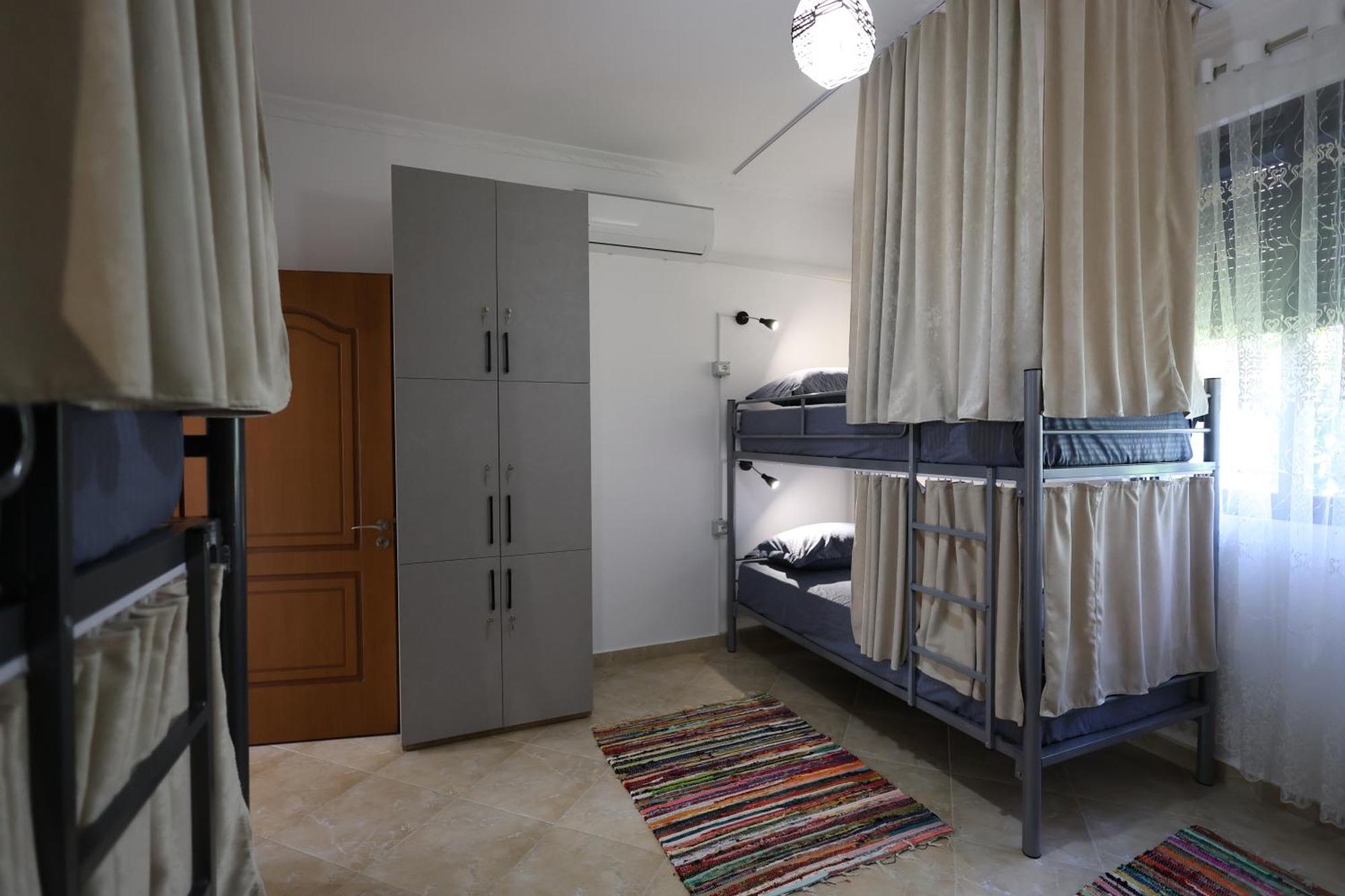 Baza Hostel - Swimming Pool เบราท ภายนอก รูปภาพ