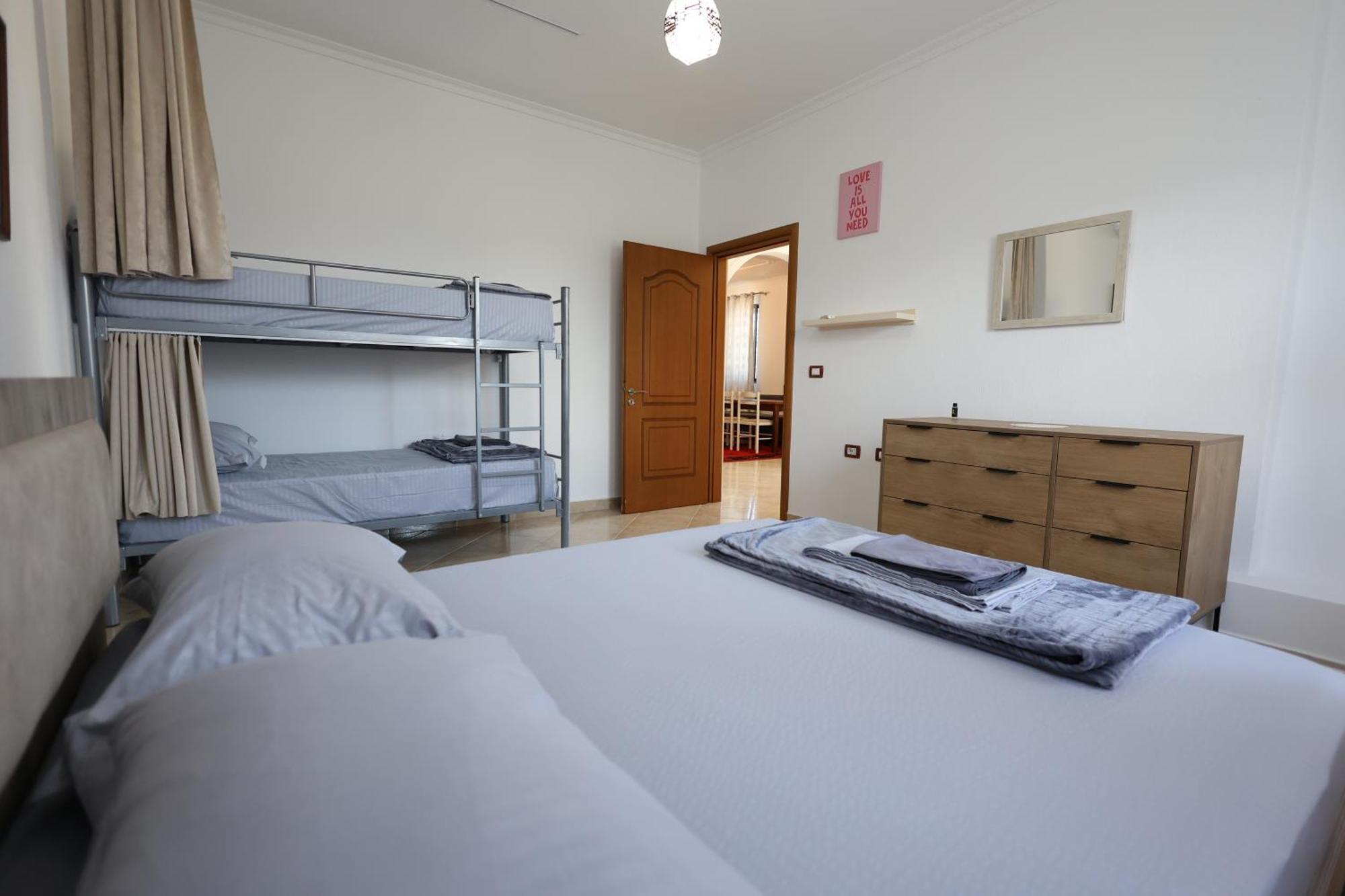 Baza Hostel - Swimming Pool เบราท ภายนอก รูปภาพ