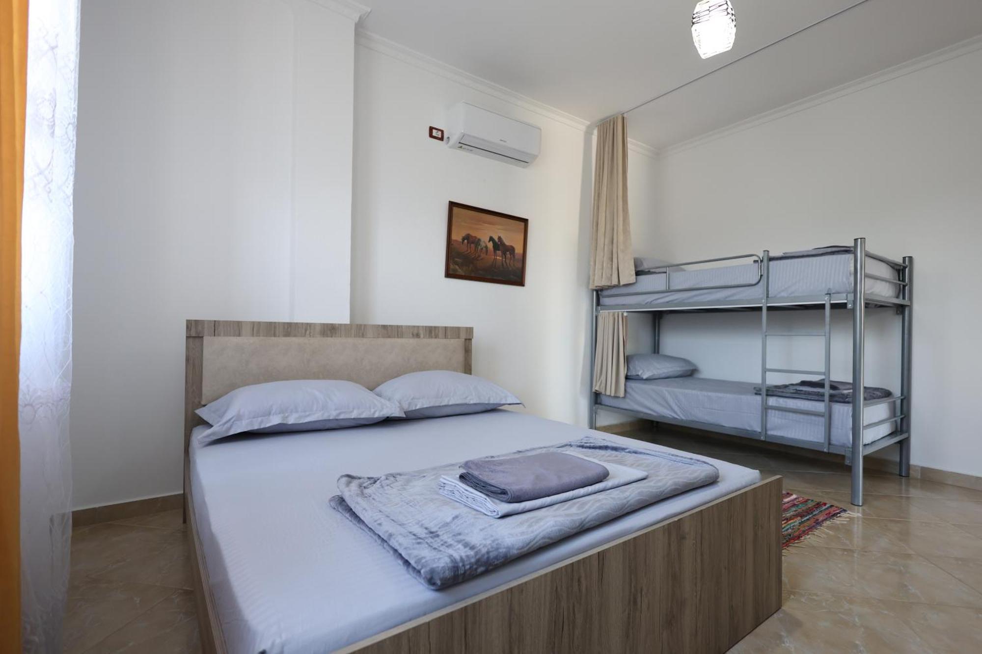 Baza Hostel - Swimming Pool เบราท ภายนอก รูปภาพ