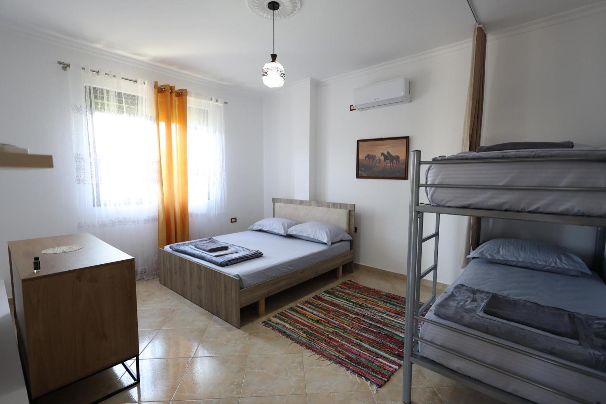 Baza Hostel - Swimming Pool เบราท ภายนอก รูปภาพ