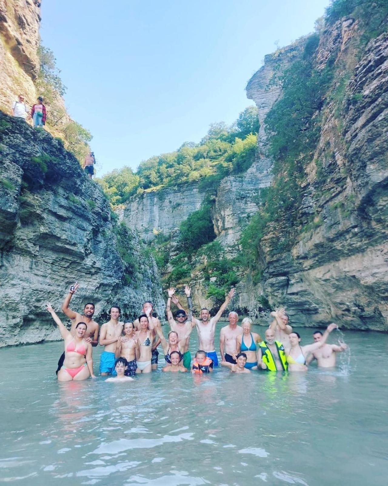 Baza Hostel - Swimming Pool เบราท ภายนอก รูปภาพ