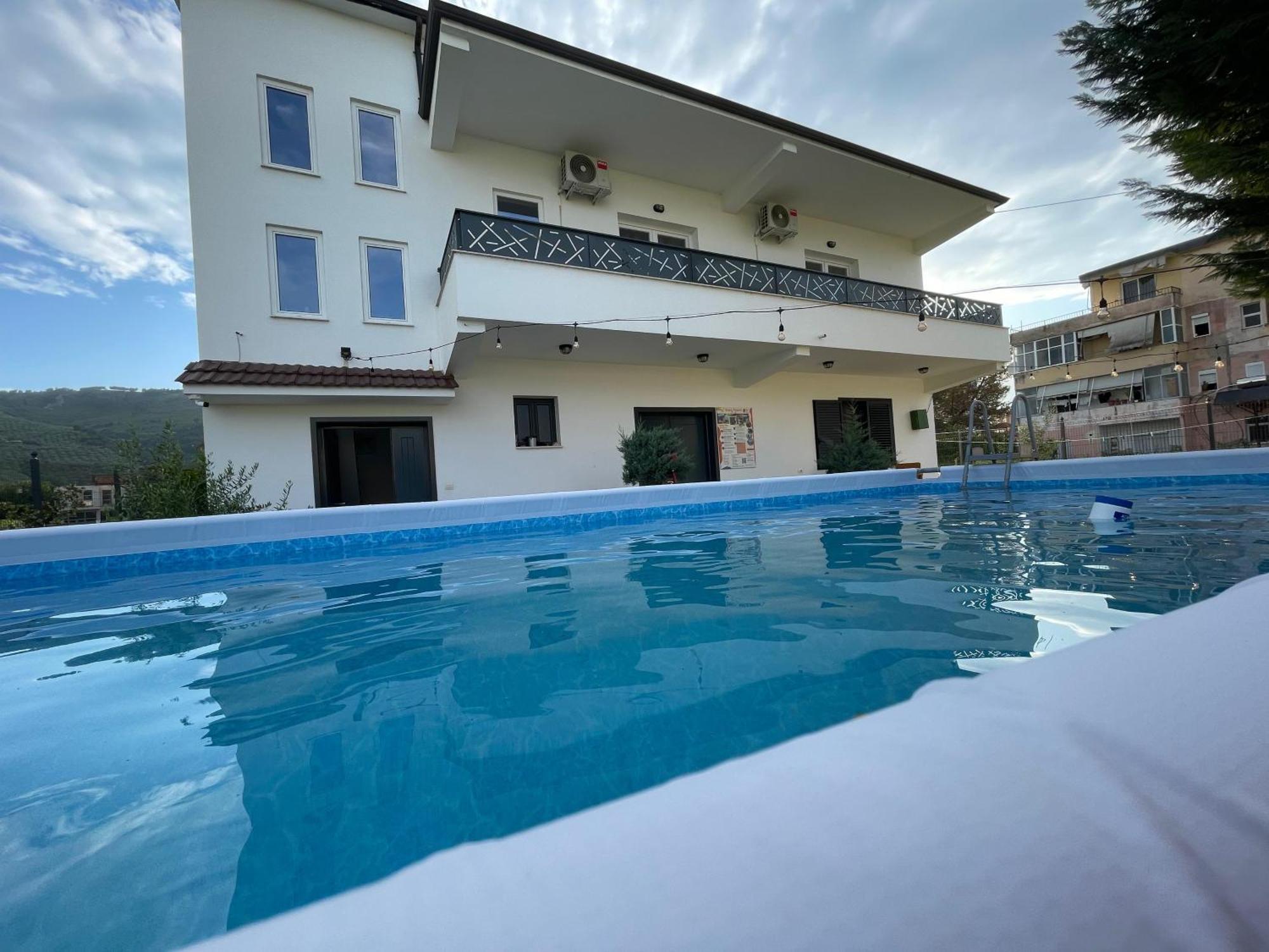 Baza Hostel - Swimming Pool เบราท ภายนอก รูปภาพ