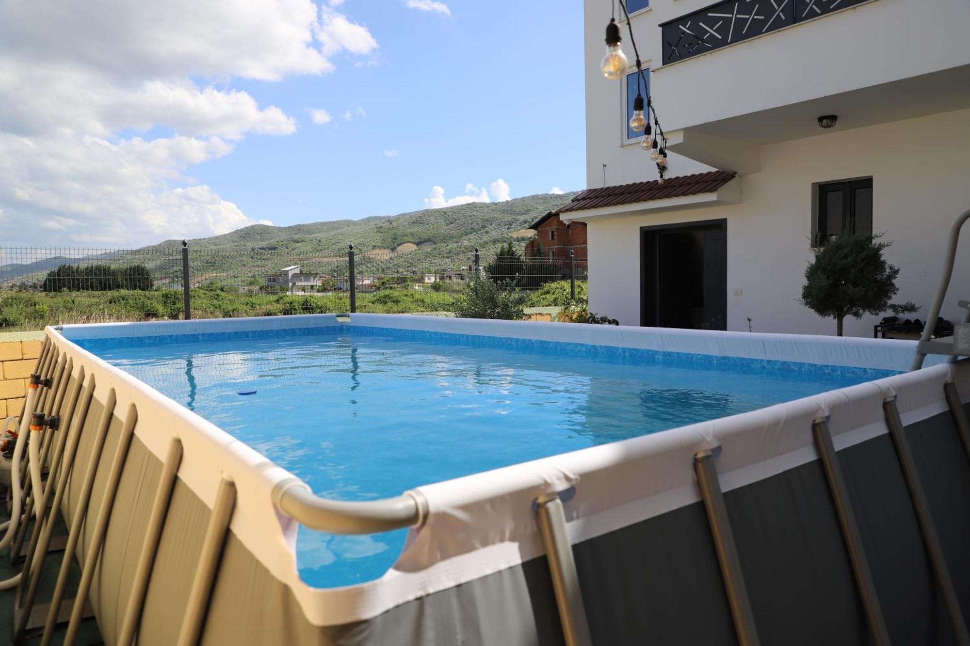 Baza Hostel - Swimming Pool เบราท ภายนอก รูปภาพ