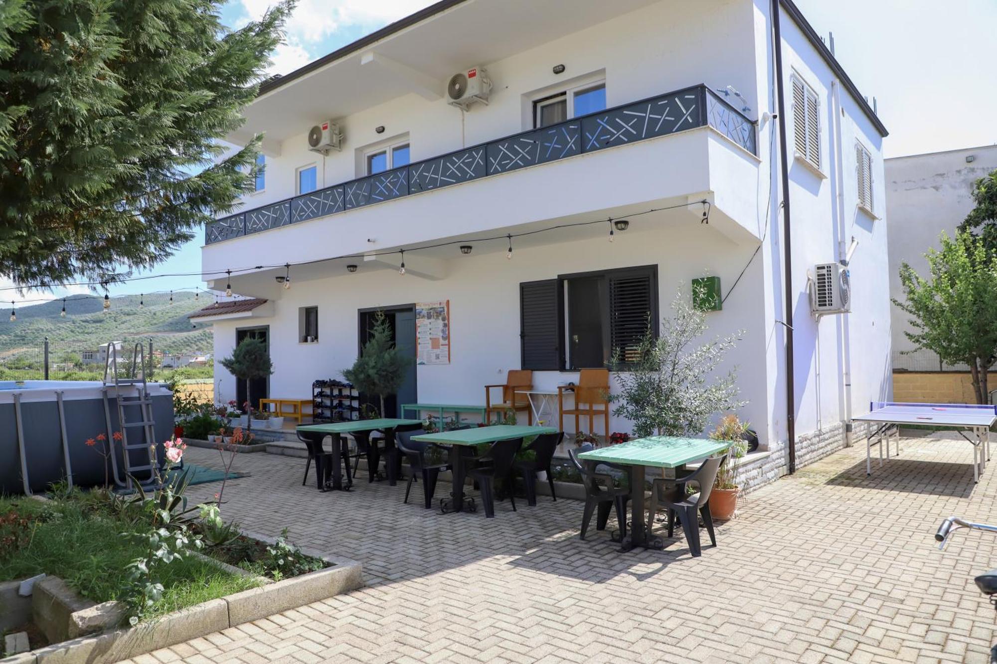 Baza Hostel - Swimming Pool เบราท ภายนอก รูปภาพ