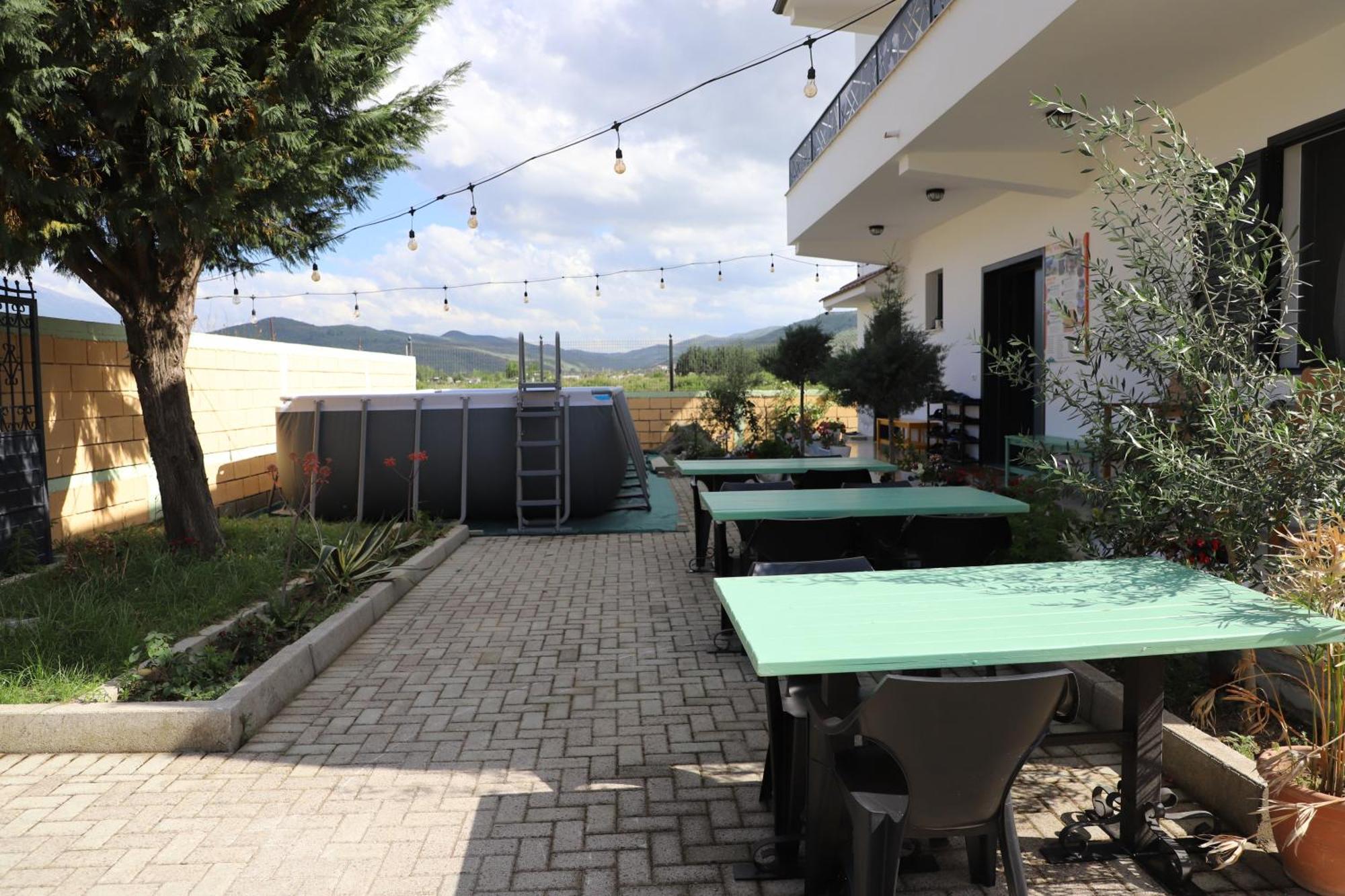 Baza Hostel - Swimming Pool เบราท ภายนอก รูปภาพ