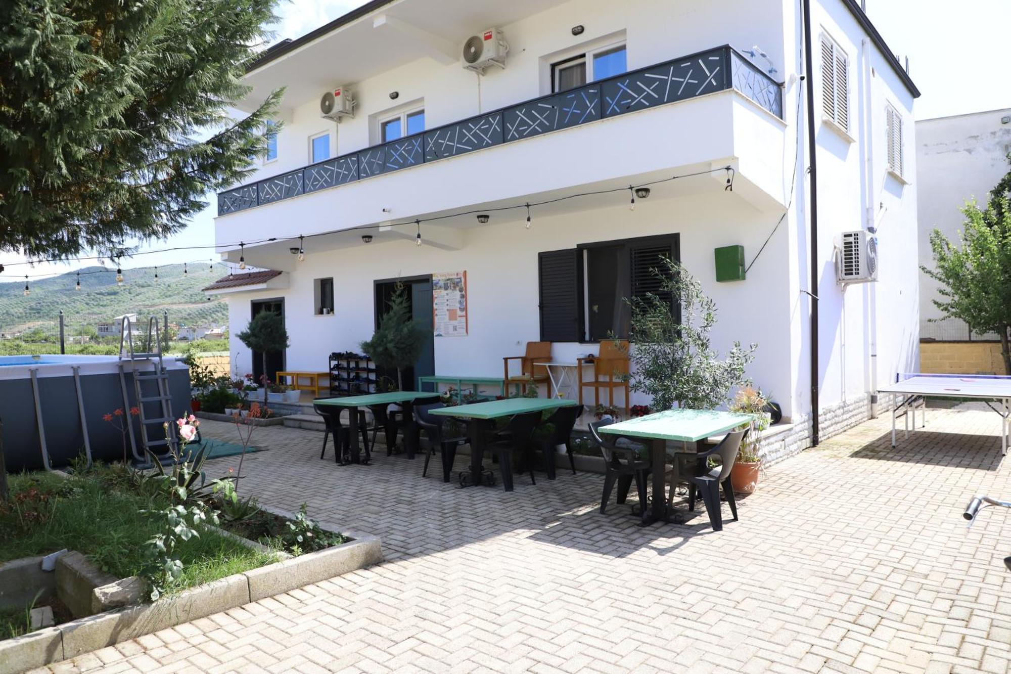 Baza Hostel - Swimming Pool เบราท ภายนอก รูปภาพ