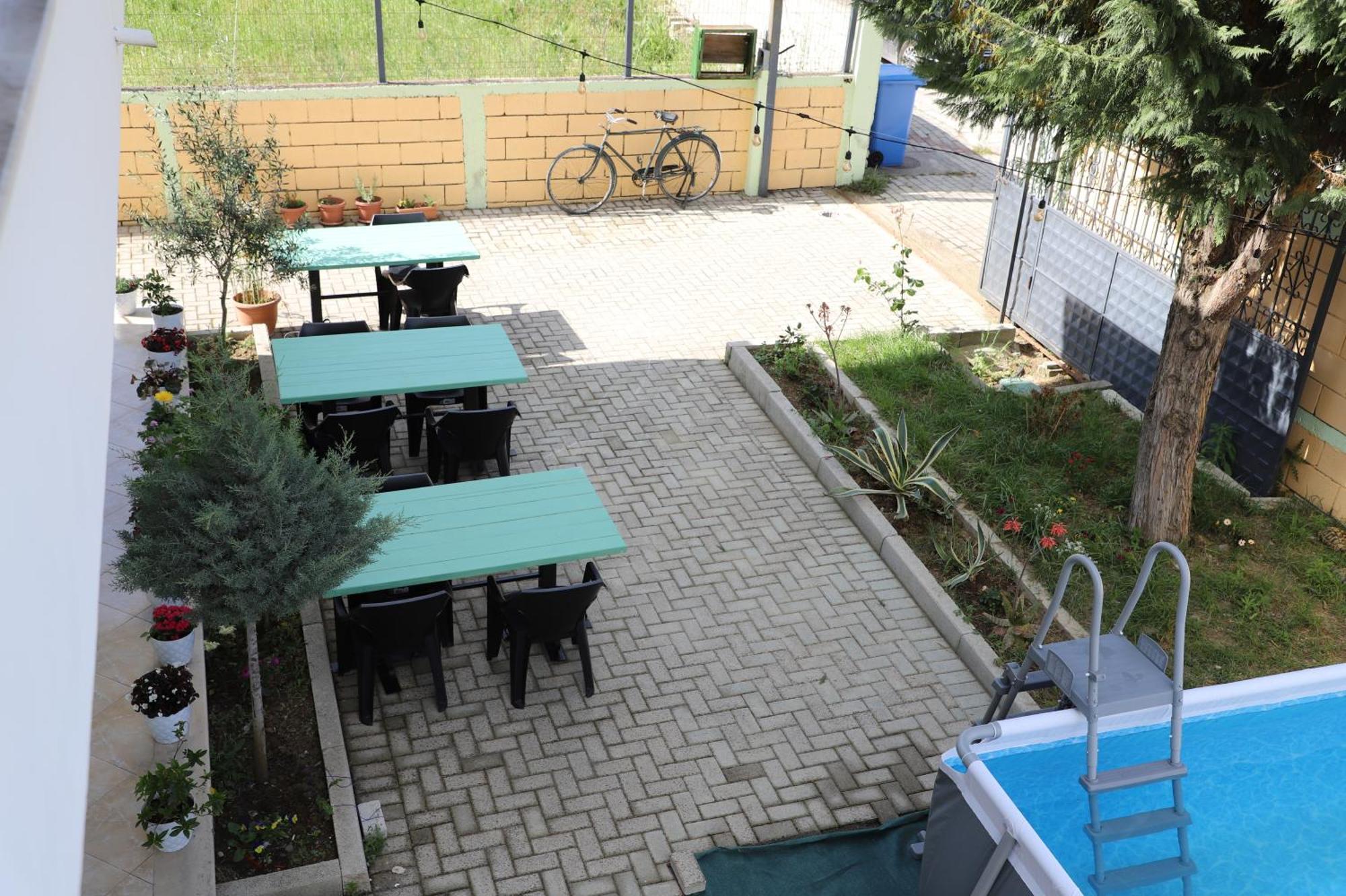 Baza Hostel - Swimming Pool เบราท ภายนอก รูปภาพ